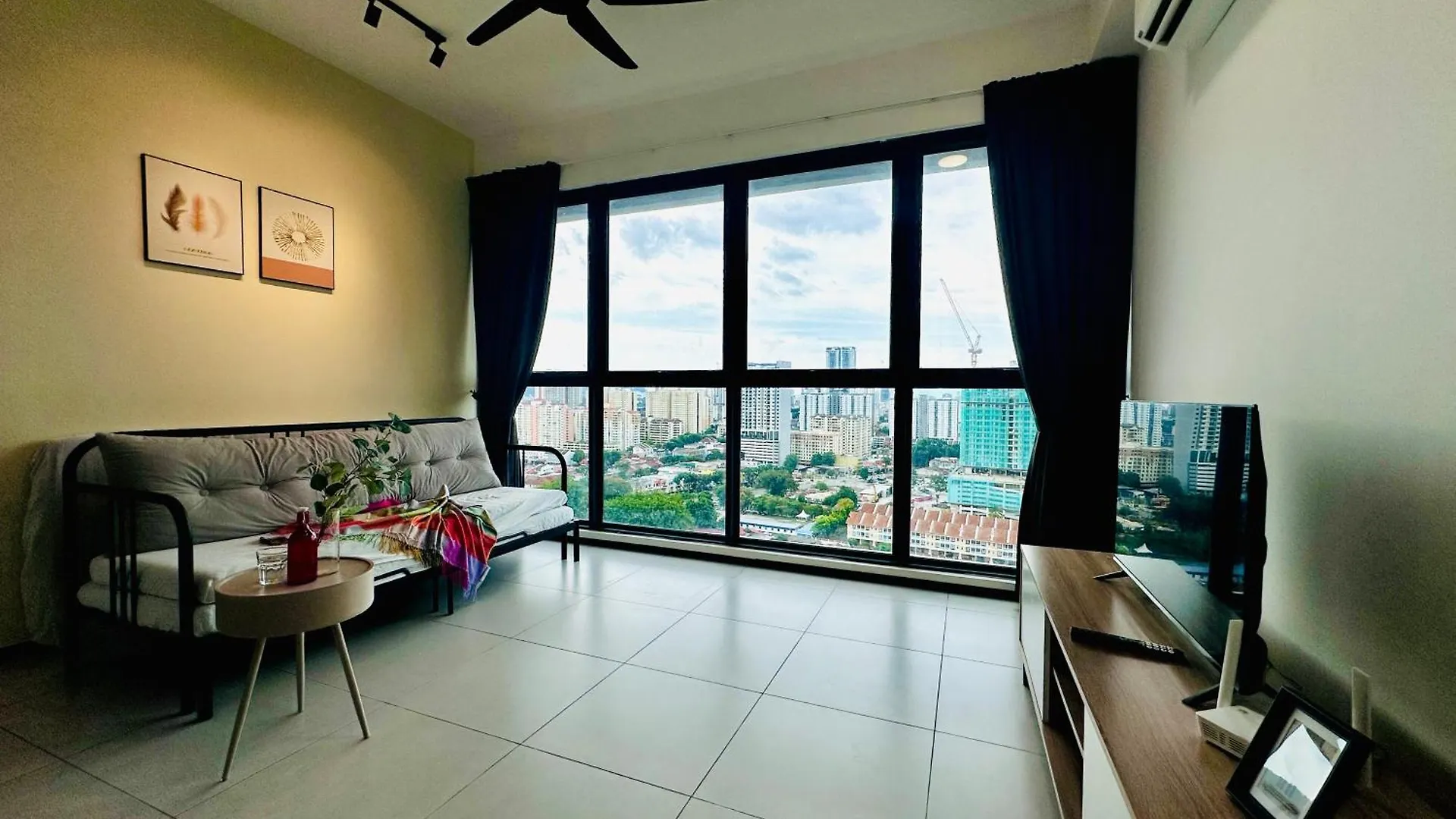 Spacious 3Br Retreat Comfort & Convenience In Prime Location 2-10Pax Jelutong 0*,  ماليزيا